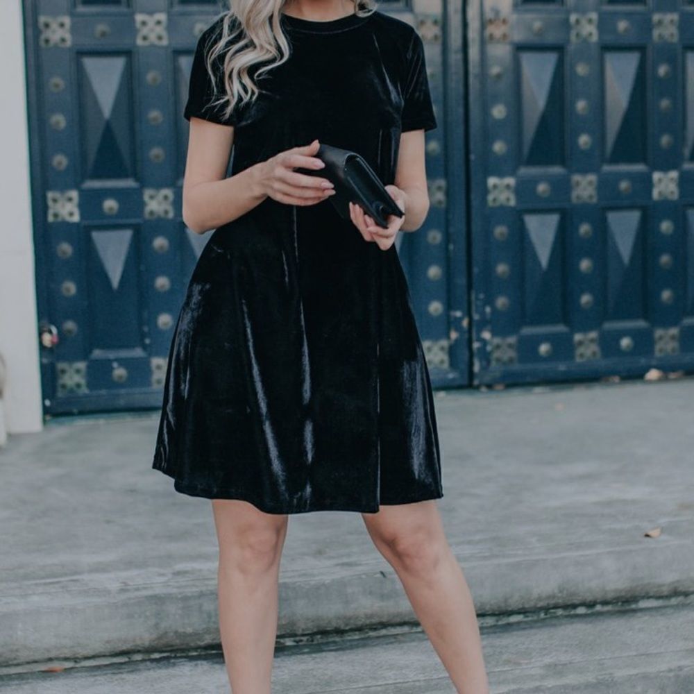 ✨ LALA BLACK VELVET DRESS✨ - Picture 2 of 5